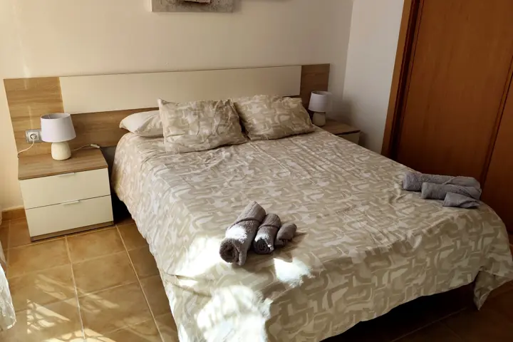 Dormitorio principal con cama de matrimonio